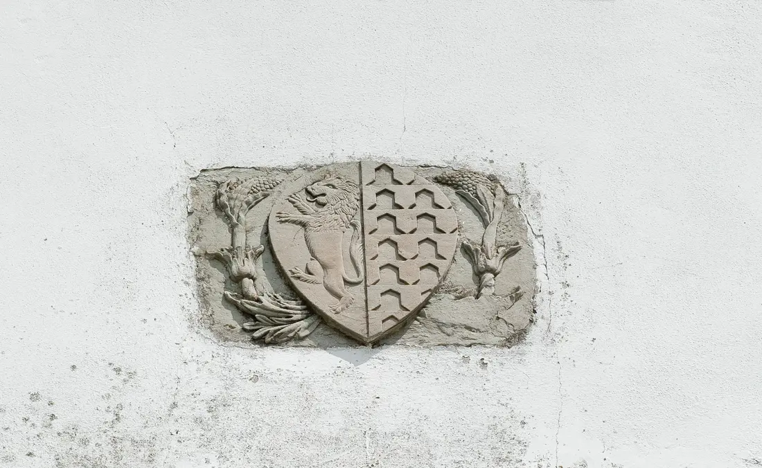 Stemma della famiglia Spinelli sulla facciata della chiesa di Santa Maria a Rignalla
